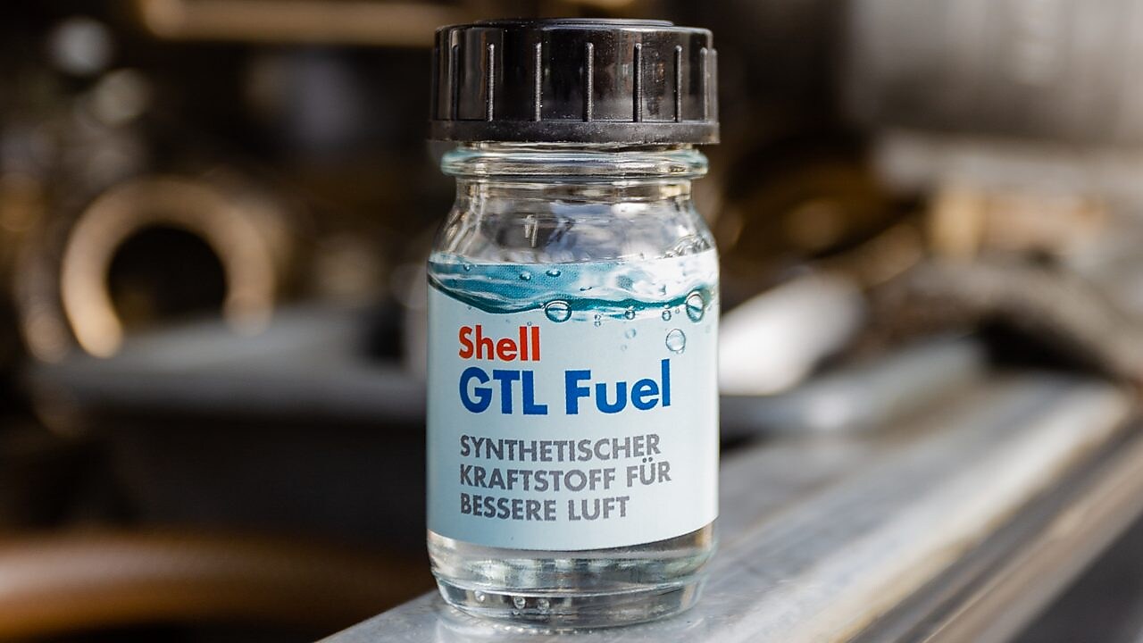 Probeflasche mit Shell GTL Fuel Produktlogo in einem Labor