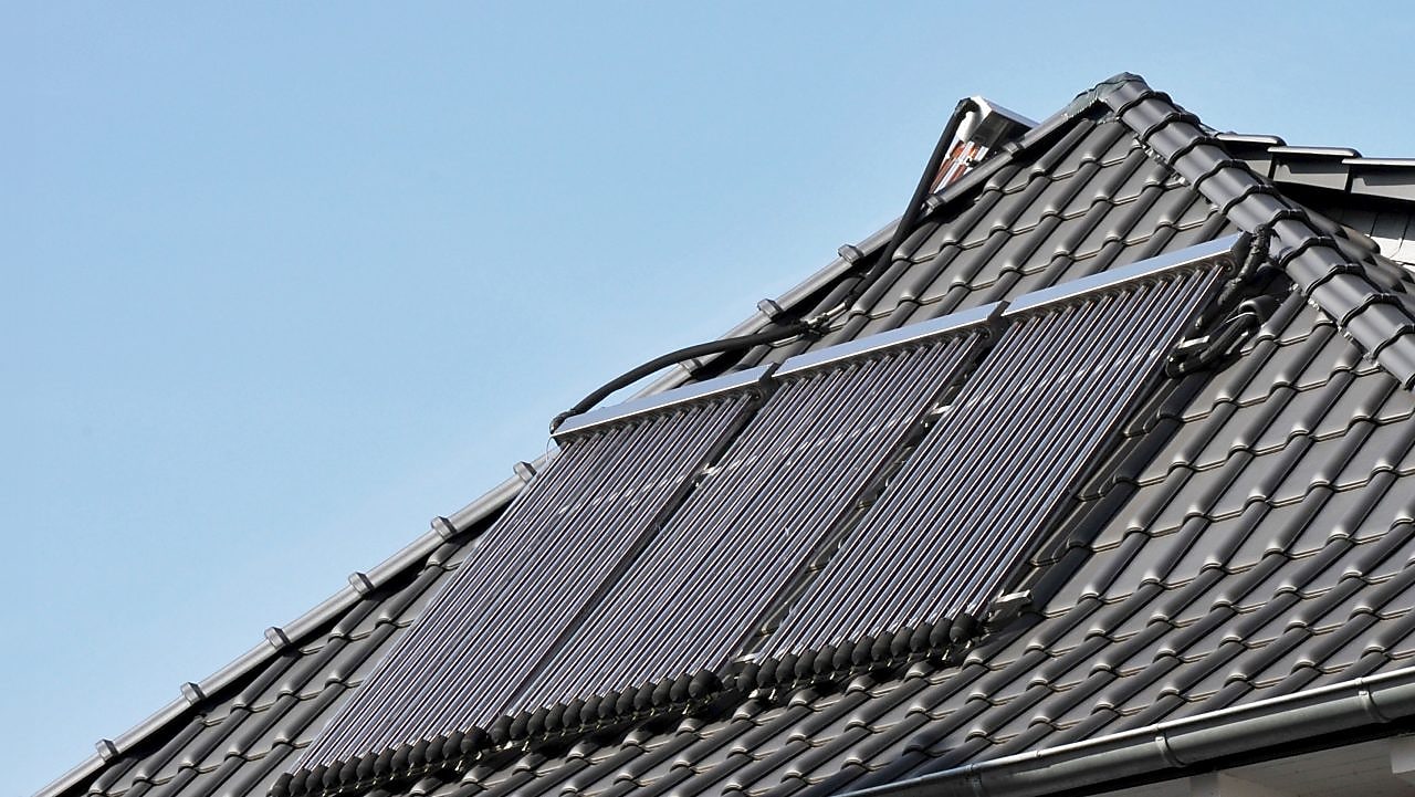 Ein modernes Dach auf dem eine Photovoltaikanlage installiert ist.