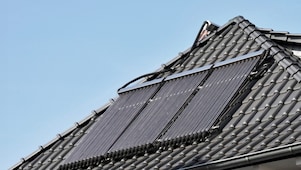 Ein modernes Dach auf dem eine Photovoltaikanlage installiert ist.