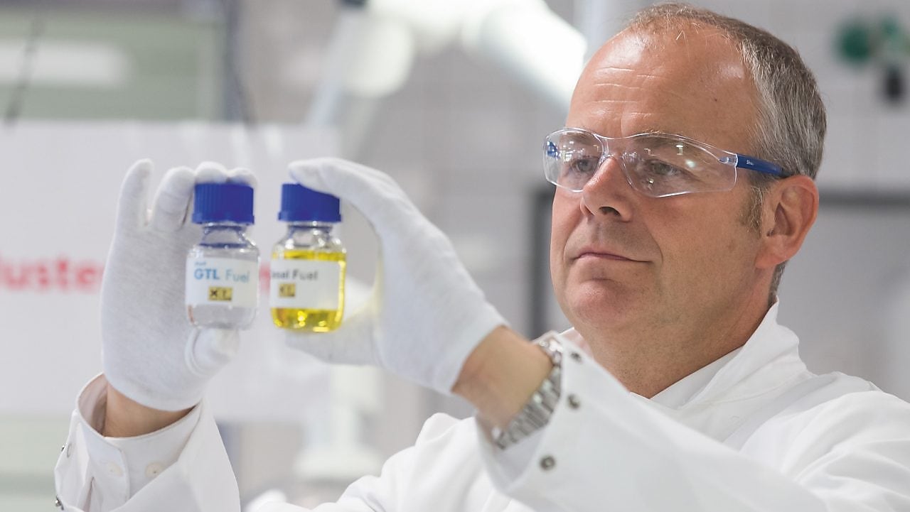 Ein Keller mit Ölbrennwertheizung, einer Waschmaschine und einem Saunaeingang. Davor befindet sich das Etikette eines Effizienzlabels.