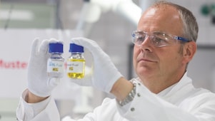 Ein Keller mit Ölbrennwertheizung, einer Waschmaschine und einem Saunaeingang. Davor befindet sich das Etikette eines Effizienzlabels.