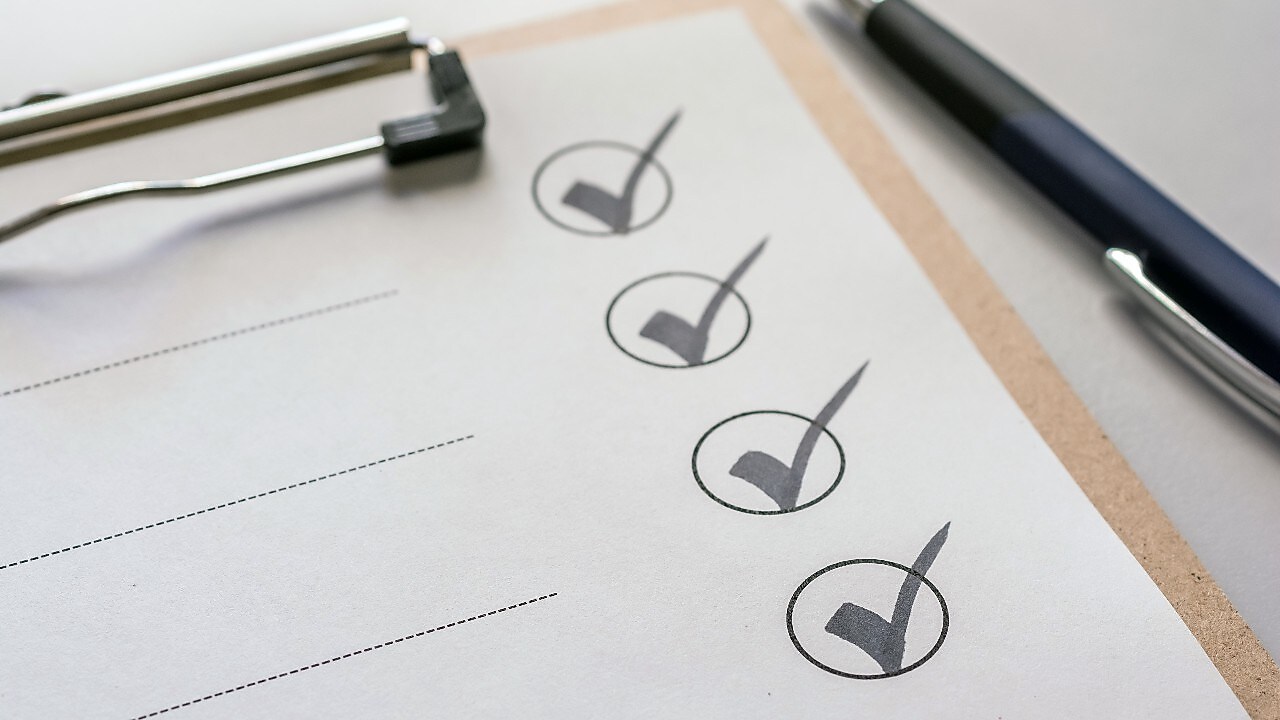 Eine Checkliste auf einem Klemmbrett