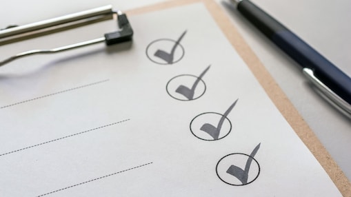 Eine Checkliste auf einem Klemmbrett