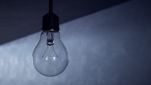 Eine unbeleuchtete Glühbirne zeigt einen allgemeinen Stromausfall an
