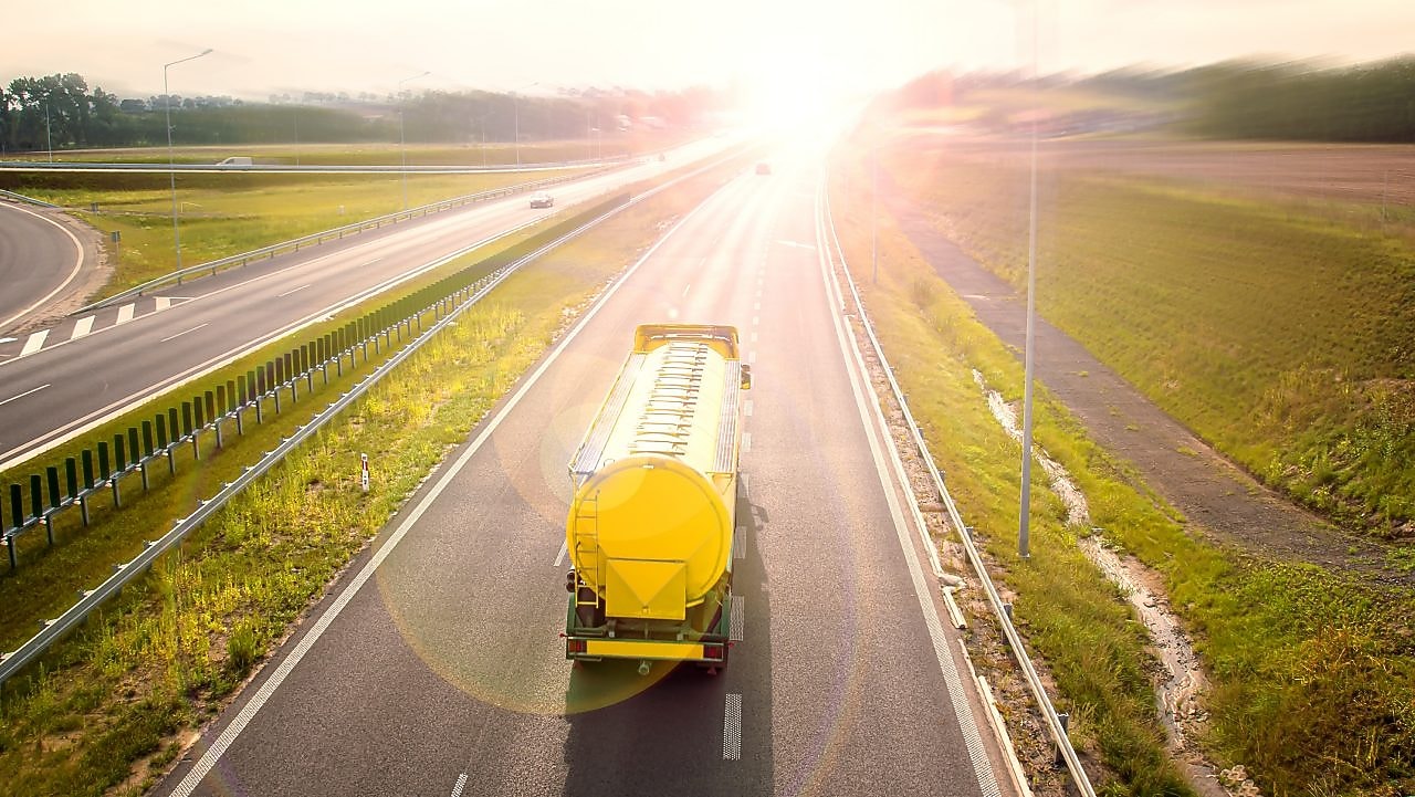 Ein Lkw fährt auf einer Straße