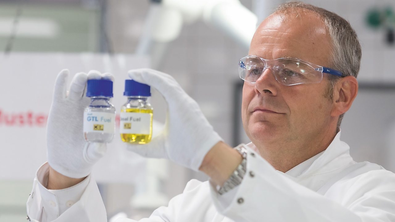 Ein Keller mit Ölbrennwertheizung, einer Waschmaschine und einem Saunaeingang. Davor befindet sich das Etikette eines Effizienzlabels.