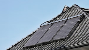 Ein modernes Dach auf dem eine Photovoltaikanlage installiert ist.