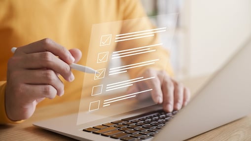 Mann nutzt Online-Checkliste am Laptop