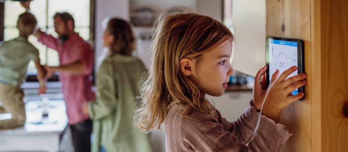 Ein Kind verwendet SmartHome fürs heizen.