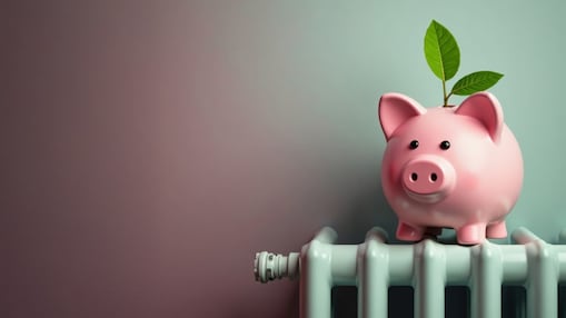 Sparschwein auf einem Heizkörper zur Energieeinsparung