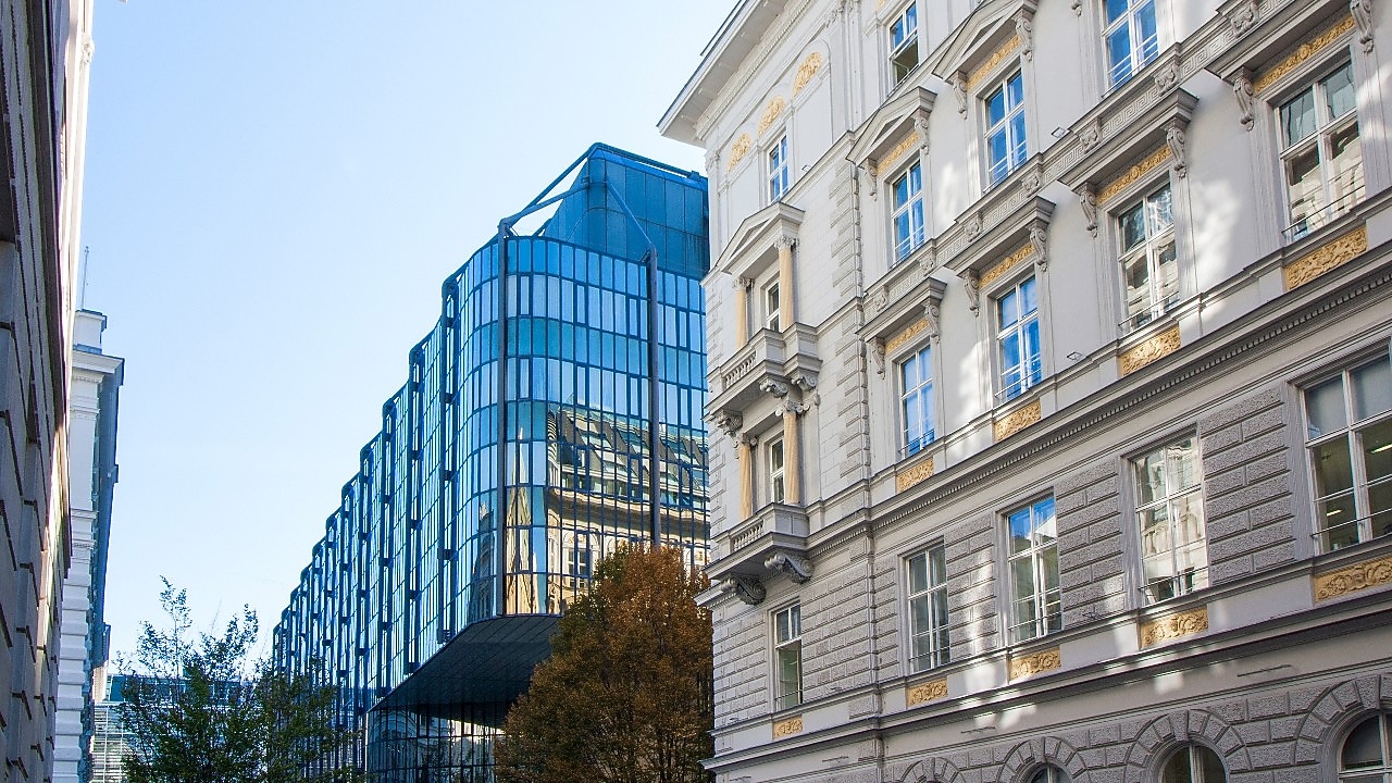 Altbau & Neubau&nbsp;nebeneinander