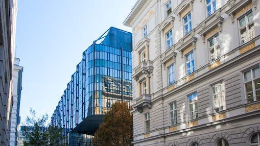 Altbau & Neubau&nbsp;nebeneinander