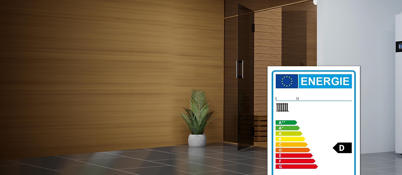 Raum mit verschiedenen Hausgeräten und Effizienzlabel