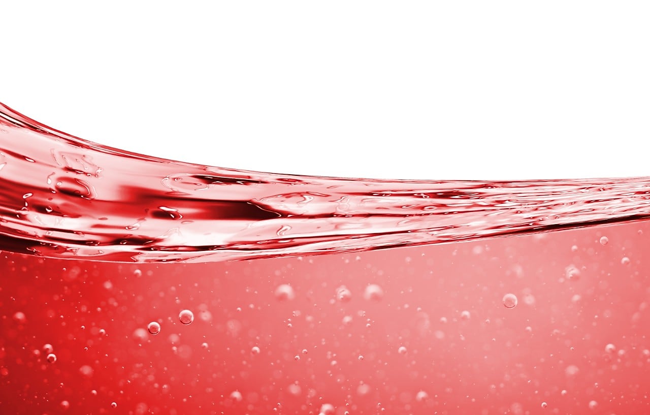 Eine rote Flüssigkeit auf weißem Hintergrund