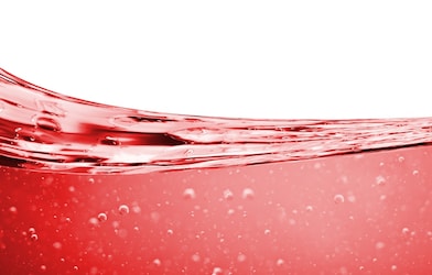 Eine rote Flüssigkeit auf weißem Hintergrund
