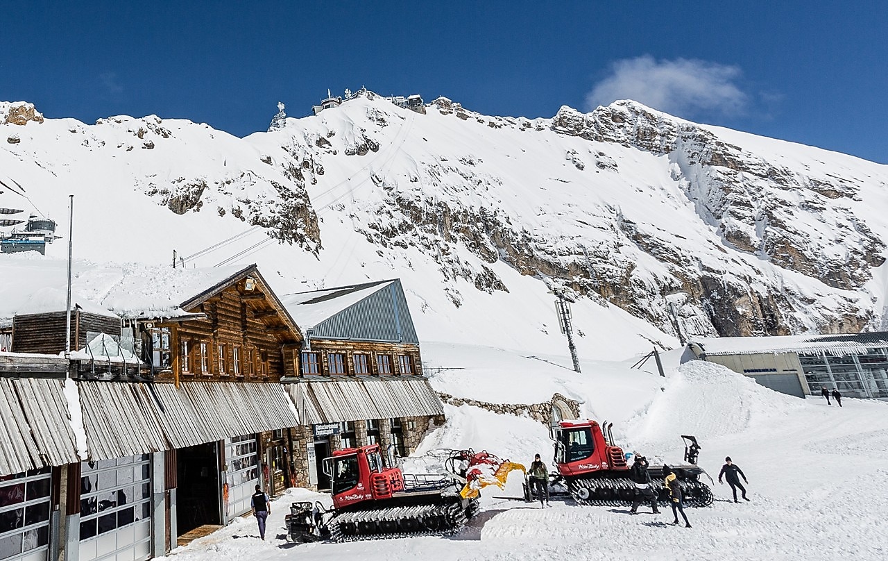 Die Bayerische Zugspitzbahn Bergbahn AG auf dem Gipfel der Zugspitze – betrieben mit dem neuen Brennstoff Shell GTL Fuel Heating.