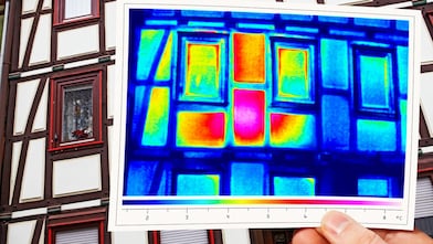 Thermoscan mit Hausausschnitt dahinter