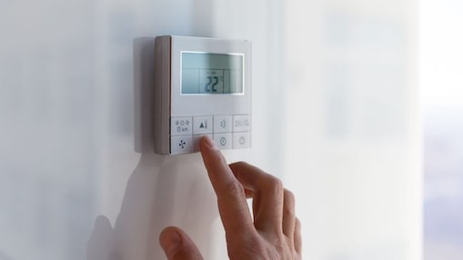 Bedienfeld für die Klima- und Heizungsanlage einer Wohnung an einer weißen Wand.
