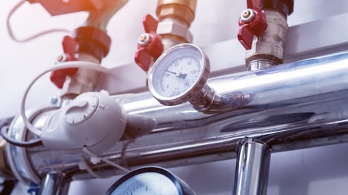 Heizungsrohre mit Druckmessern