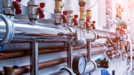 Heizungsrohre mit Druckmesser