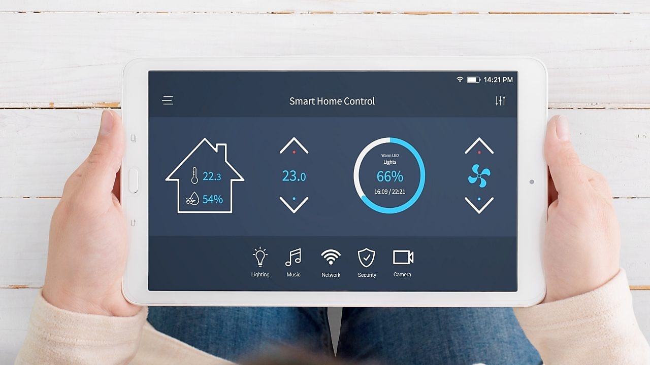 Tablet in Händen mit Hauswärme Übersicht