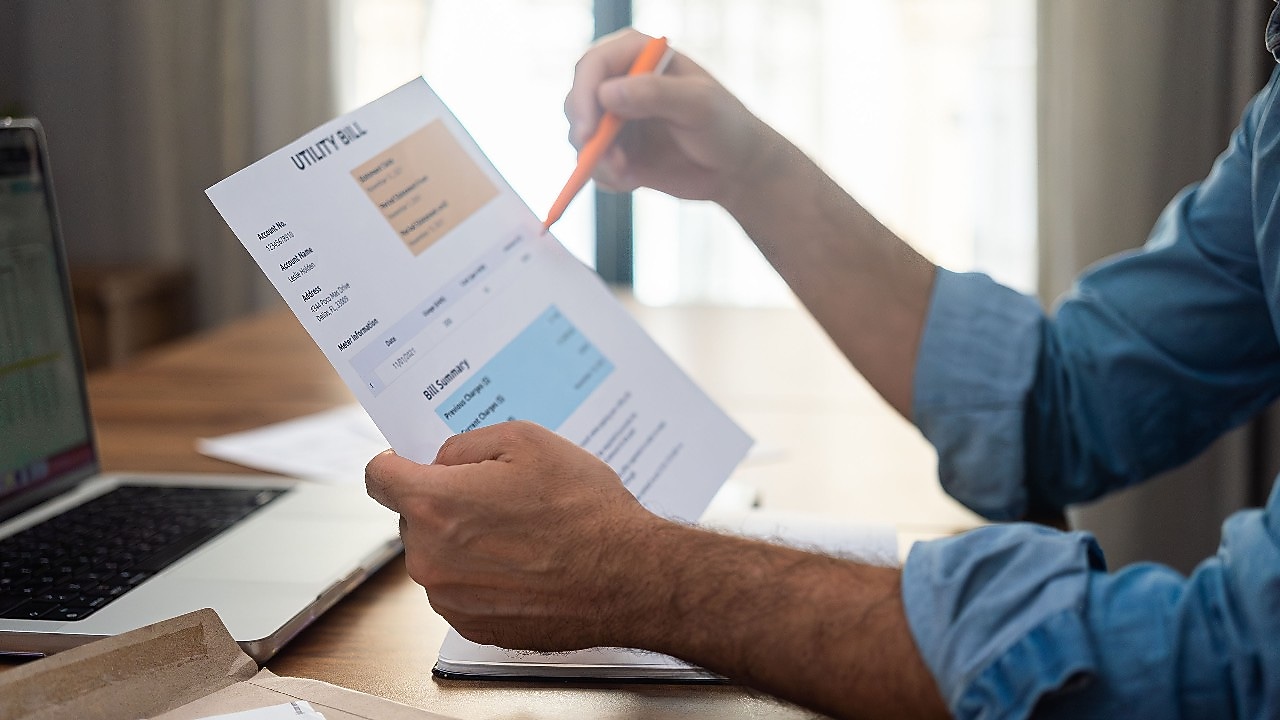 Ein Mann liest seine Energierechnung durch