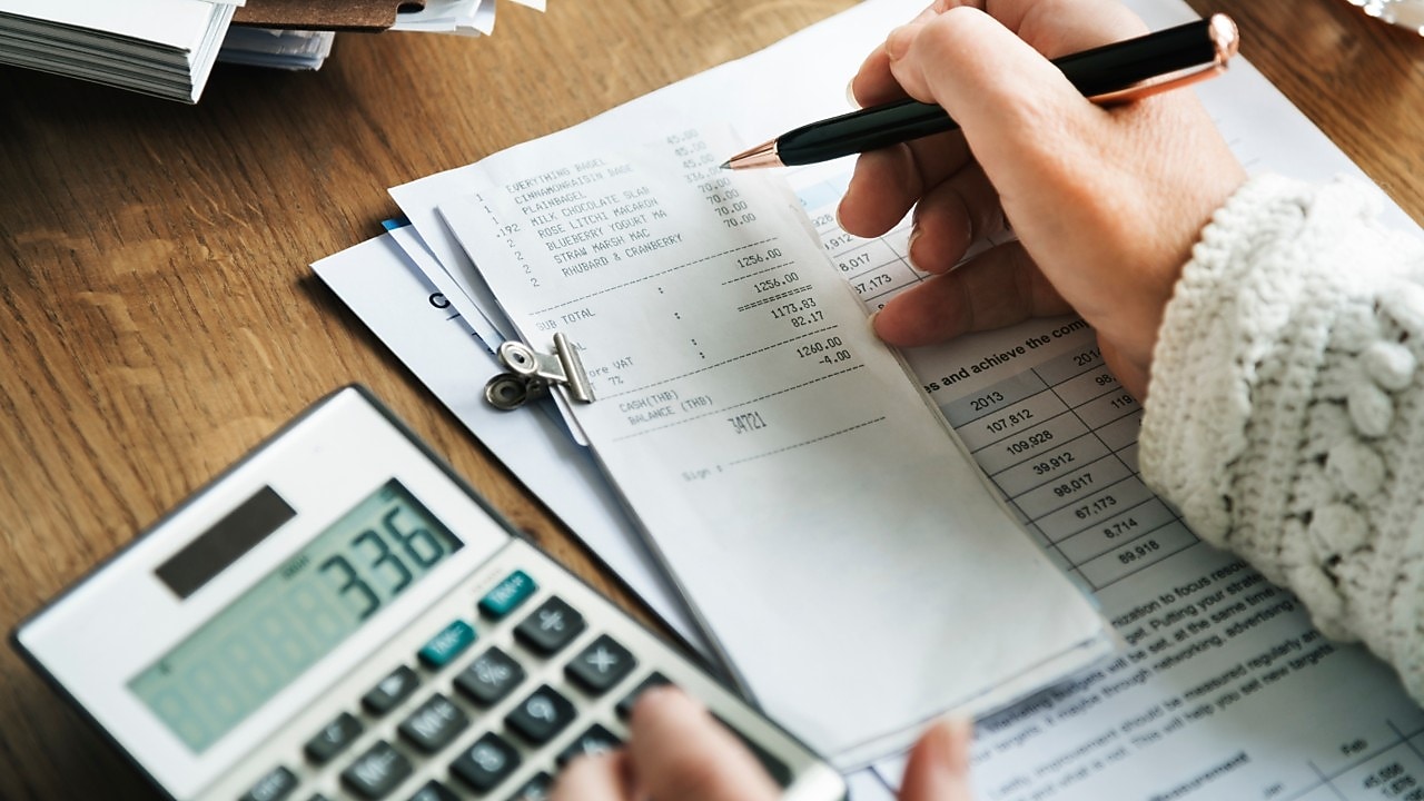 Rechnungen werden abgeglichen und mit einem Taschenrechner nachkontrolliert