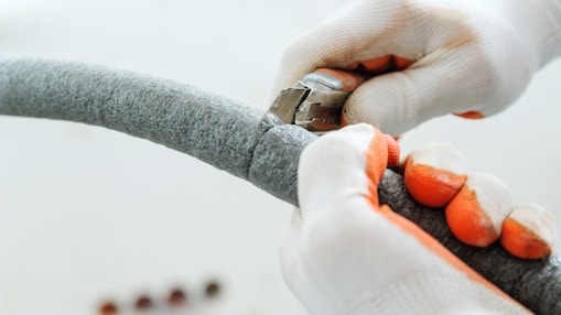 Eine Rohrisolierung die mit einem Cutter-Messer