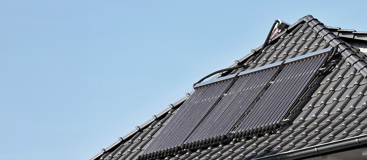 Ein modernes Dach auf dem eine Photovoltaikanlage installiert ist.