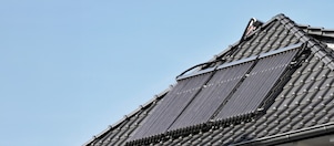 Ein modernes Dach auf dem eine Photovoltaikanlage installiert ist.