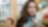Eine Junge Frau schaut sich ihre Post-its an und überlegt.