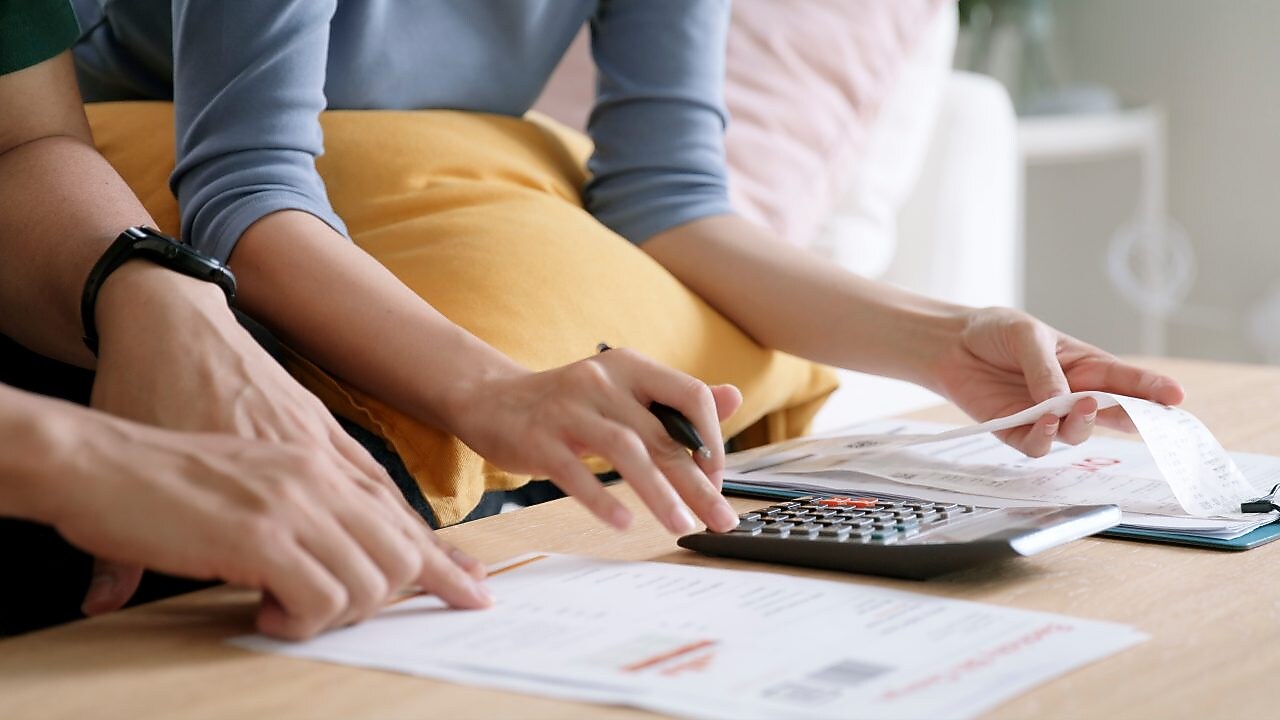 Ein Paar rechnet über die Belege die sie erhalten haben.