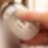 Hand dreht manuell am Temperaturregler an der Heizung