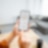 Finger tippt auf Smart Home Bildoberfläche auf dem Smartphone