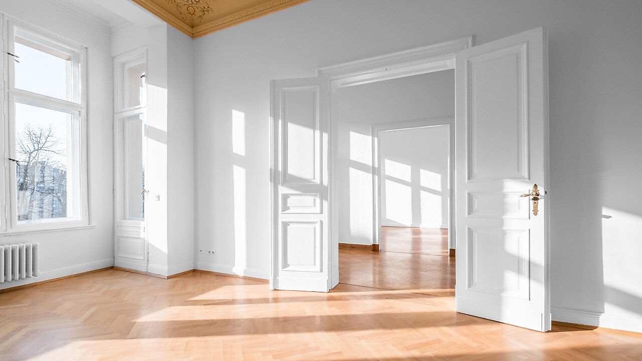 Leeres Zimmer, Wohnung mit Stuckdecke, Parkettboden und weißen Wänden