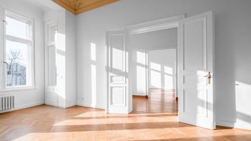 Leeres Zimmer, Wohnung mit Stuckdecke, Parkettboden und weißen Wänden