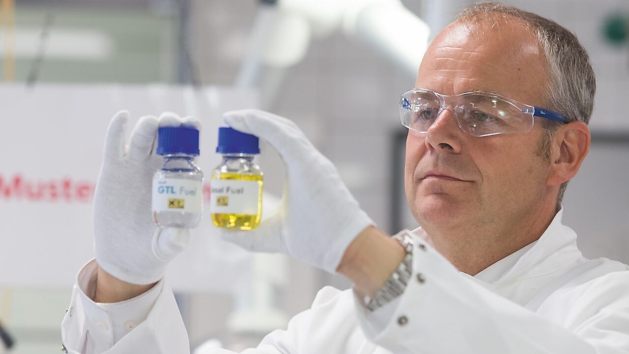 Ein Keller mit Ölbrennwertheizung, einer Waschmaschine und einem Saunaeingang. Davor befindet sich das Etikett eines Effizienzlabels.