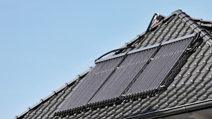 Ein modernes Dach auf dem eine Photovoltaikanlage installiert ist.