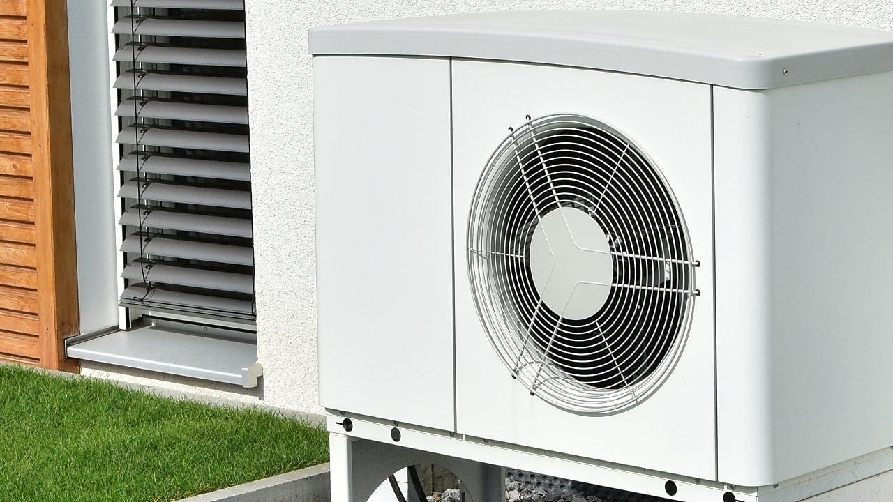 Wärmepumpe vor Hauswand