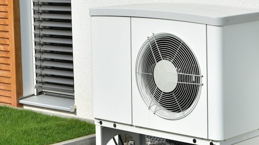 Wärmepumpe vor Hauswand