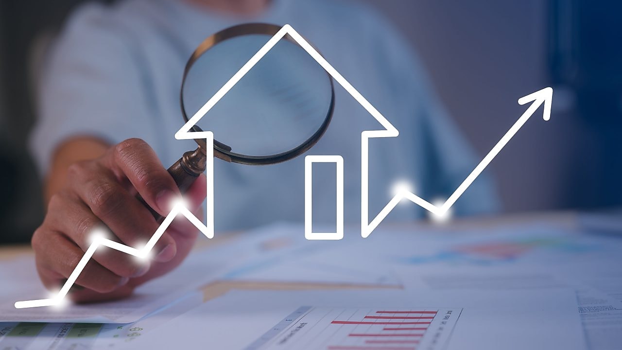 Mann mit Lupe studiert Preistrends