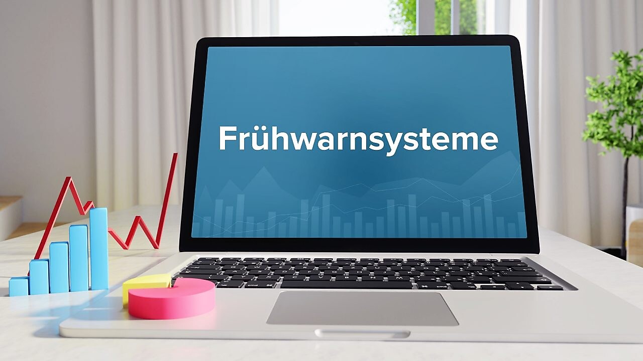 Laptop im Büro mit Begriff „Frühwarnsysteme“ auf dem Monitor