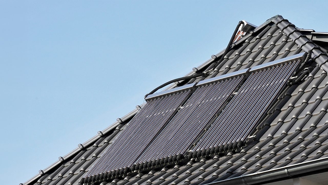 Ein modernes Dach auf dem eine Photovoltaikanlage installiert ist.