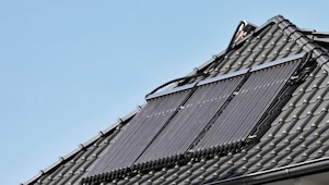 Ein modernes Dach auf dem eine Photovoltaikanlage installiert ist.
