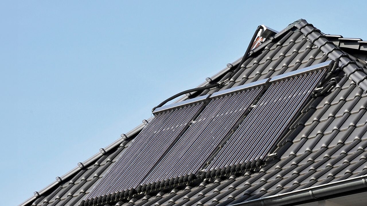 Ein modernes Dach auf dem eine Photovoltaikanlage installiert ist.