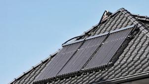 Ein modernes Dach auf dem eine Photovoltaikanlage installiert ist.