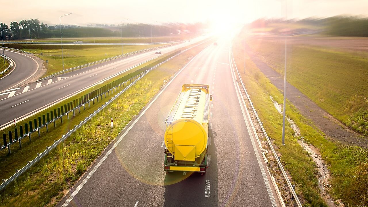 Ein Lkw fährt auf einer Straße