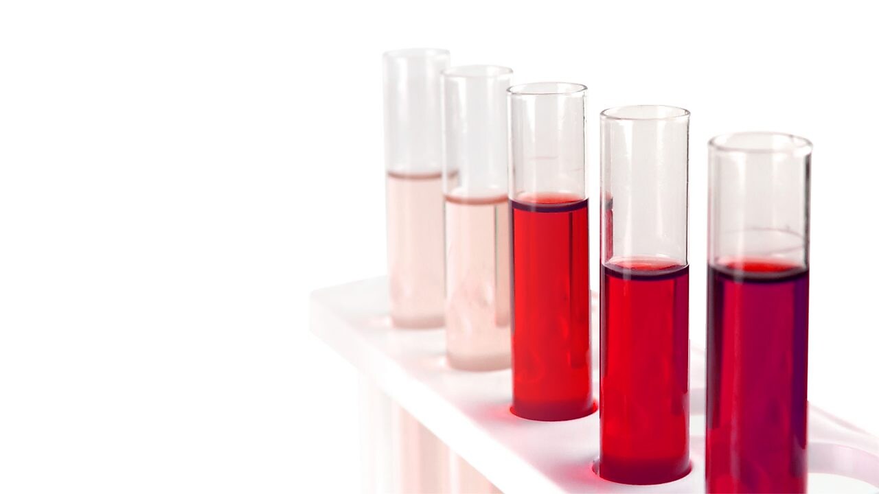 Reagenzgläser befüllt mit Additiven (rot)