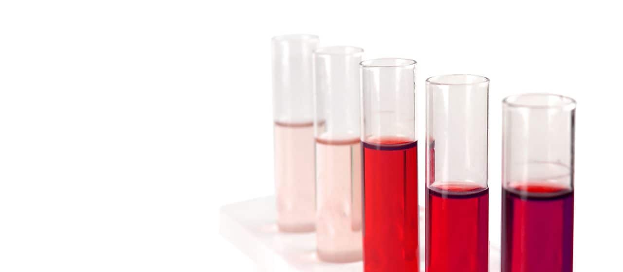 Reagenzgläser befüllt mit Additiven (rot)