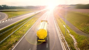 Ein Lkw fährt auf einer Straße